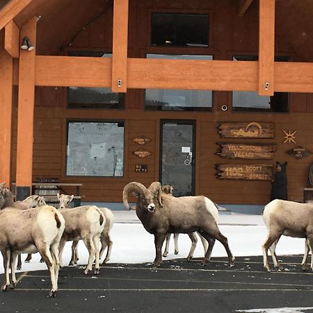 Yellowstone Village Inn And Suites Gardiner Exterior foto