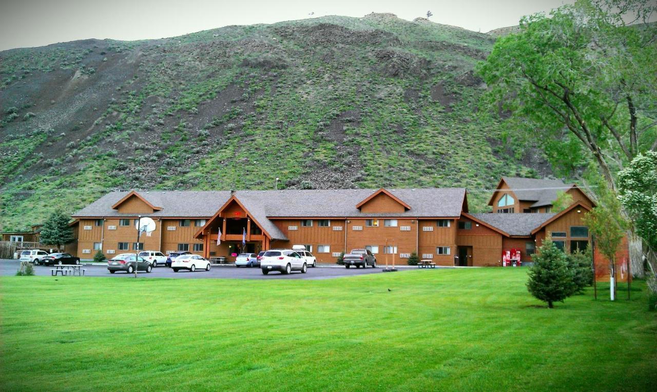 Yellowstone Village Inn And Suites Gardiner Exterior foto