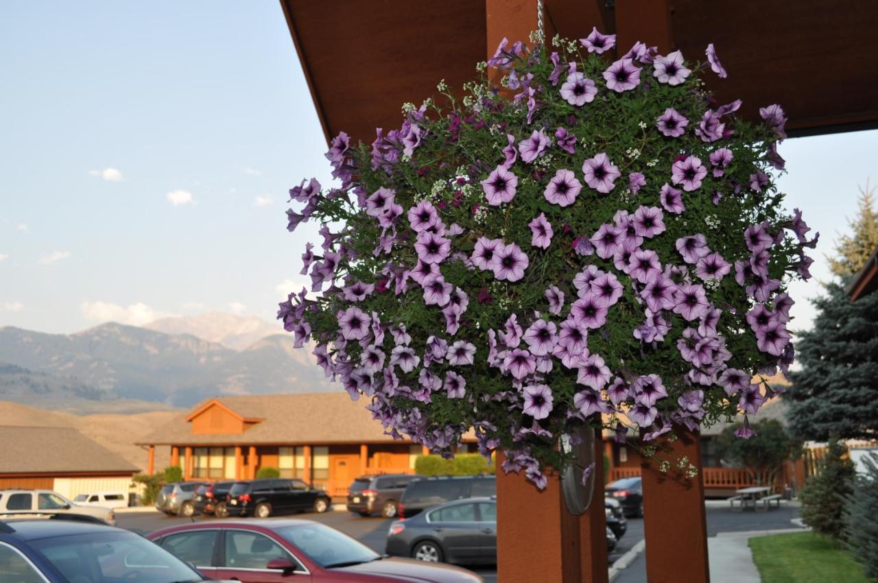 Yellowstone Village Inn And Suites Gardiner Exterior foto